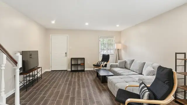 7101-7105 Maple Street thumbnail 4
