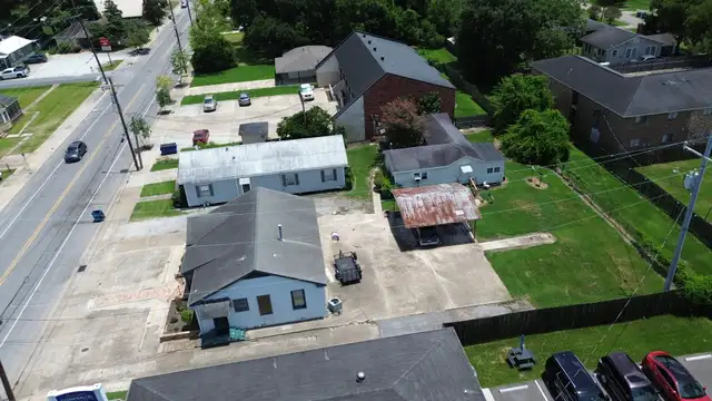 Mixed Use Consisting of One Office and Two Buildings for Sale thumbnail 3