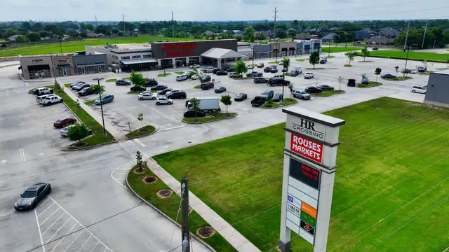 HR Crossing | Grocery-Anchored Development thumbnail 2