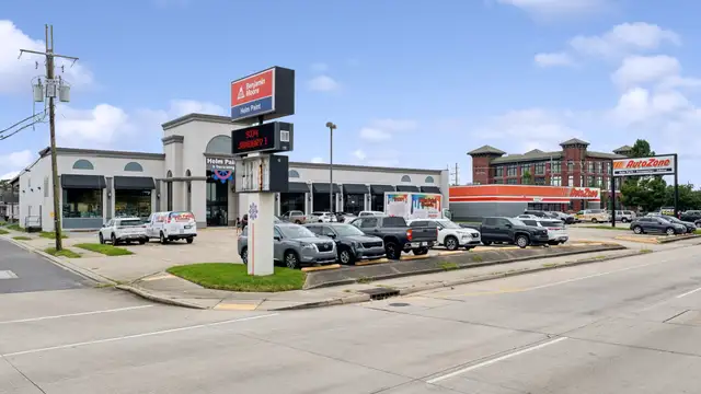 8180 Earhart Blvd thumbnail 3