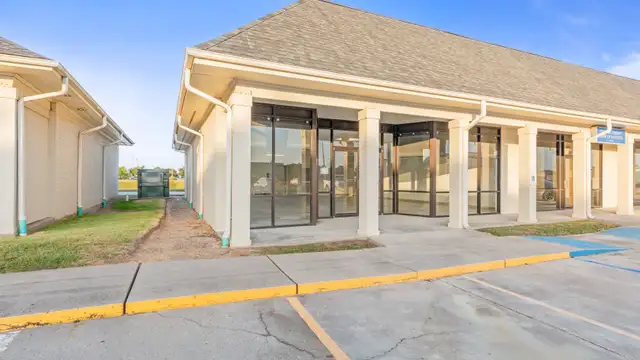 Professional Retail Space - 112 Republic Ave 112-G thumbnail 2