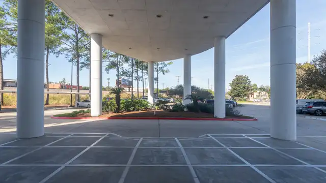 2431 S Acadian Thruway thumbnail 4