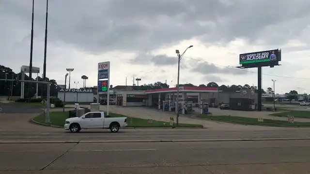 6701 Pines Rd thumbnail 4