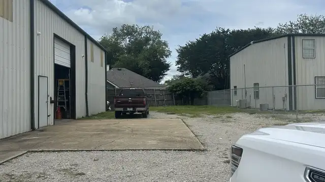 104 Bluffwood Dr thumbnail 2