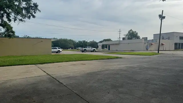 9462 Florida Blvd thumbnail 4