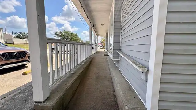 4311 Maplewood Dr thumbnail 3