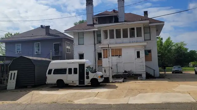 452 Stoner Ave thumbnail 3