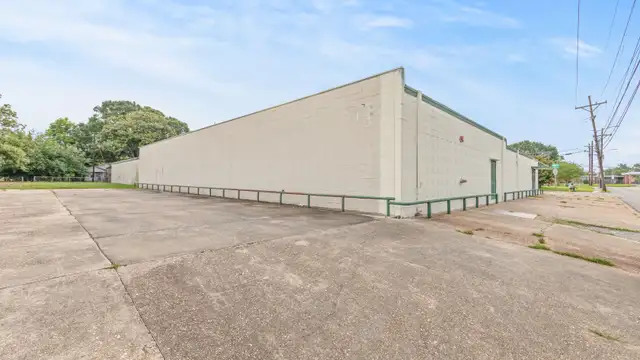 Versatile Office & Warehouse Property - 1129 E Vermilion St thumbnail 3