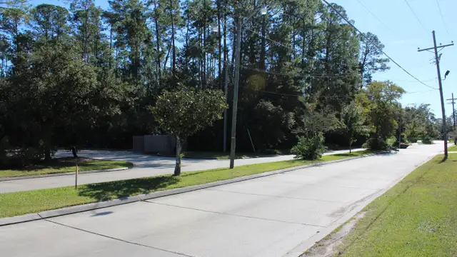 13740 Englewood Dr thumbnail 3