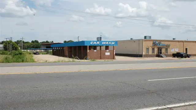 1826 N Market St thumbnail 4
