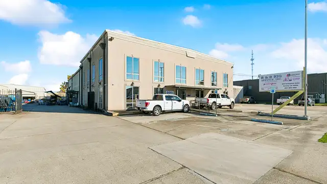 Full Second Floor Suite - Executive Office Suite – All Utilities Included | 3,694 SF or Two ~1,847 SF Suites | Harvey, LA thumbnail 2