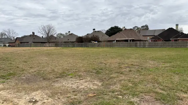 1015 Hugh Wallis Rd S thumbnail 3