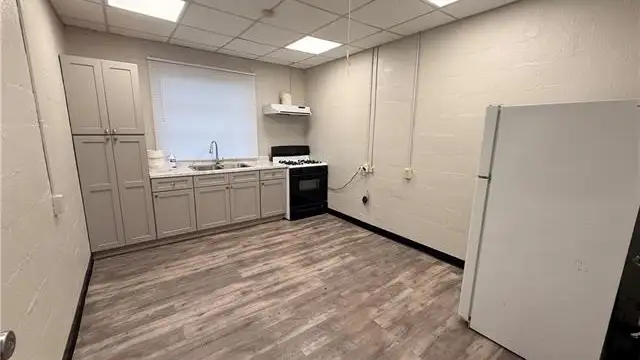 121 W 8th St thumbnail 5