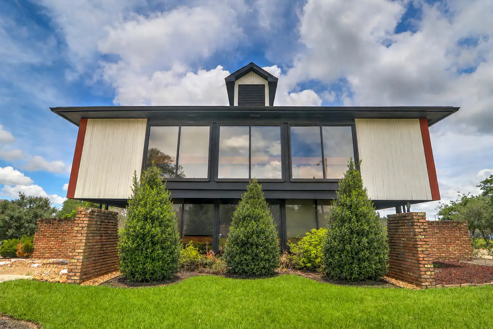 800 W Bayou Pines Dr