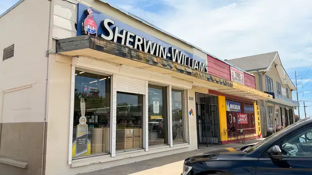 Retail Strip Fronting Airline Hwy thumbnail 3