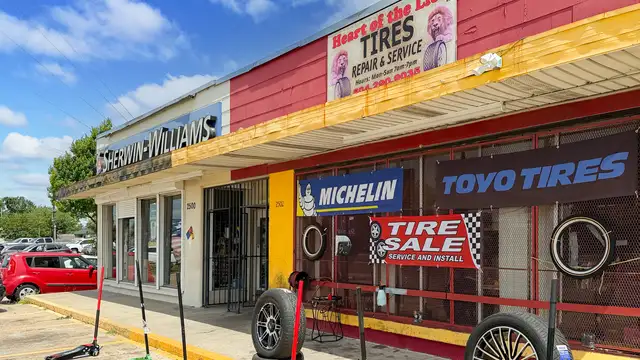Retail Strip Fronting Airline Hwy thumbnail 5