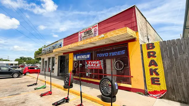 Retail Strip Fronting Airline Hwy thumbnail 2
