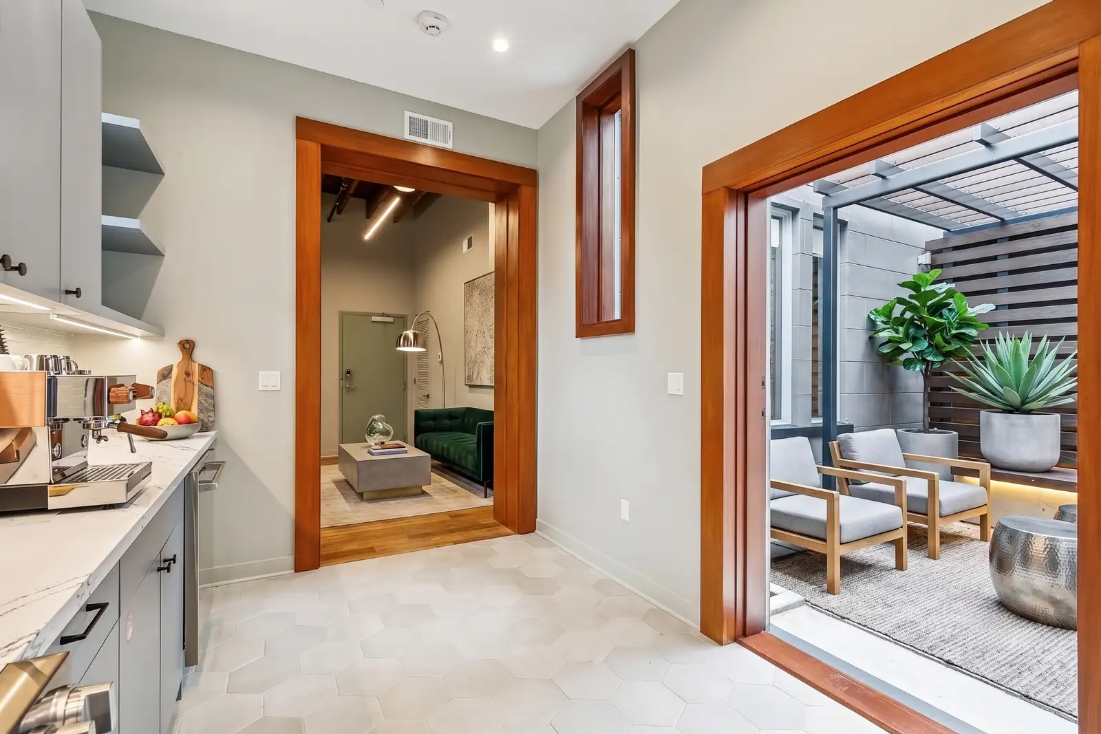Apartment 101 - 1001 Carondelet/814 Howard Ave