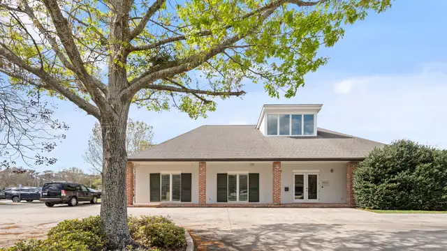 8940 Bluebonnet Blvd thumbnail 3