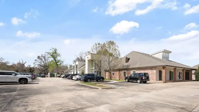 8940 Bluebonnet Blvd thumbnail 5