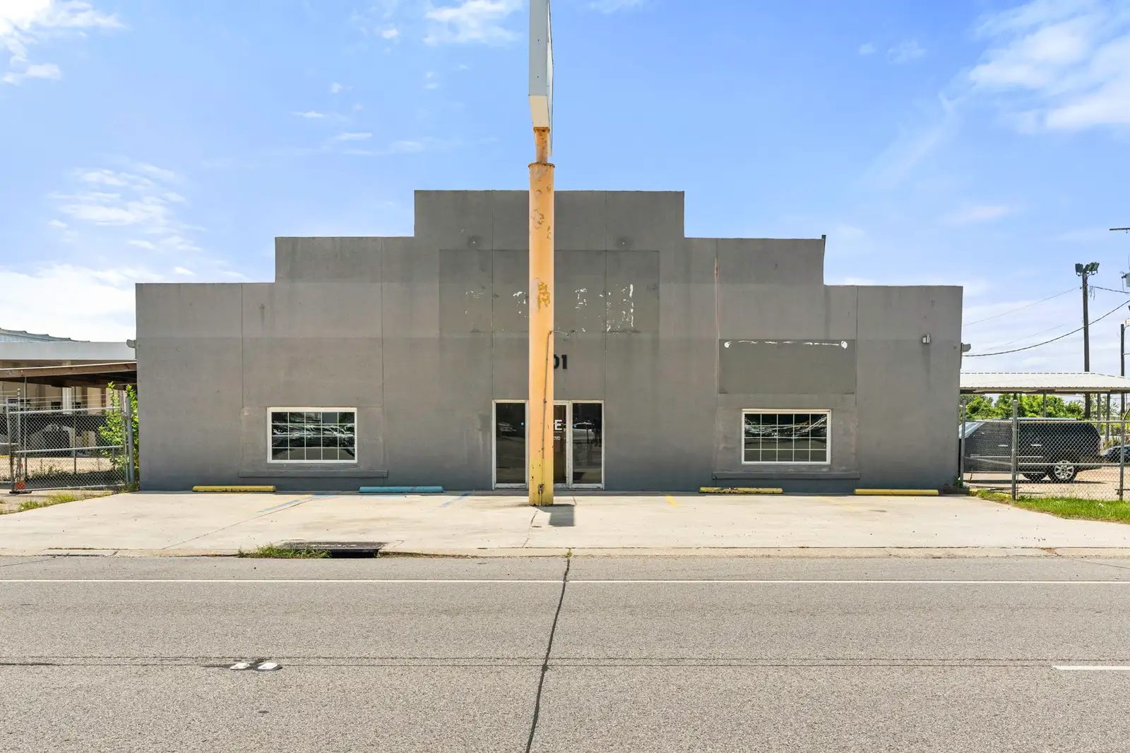 Space 1 - Prime Kenner Commercial Space – High Traffic & Visibility