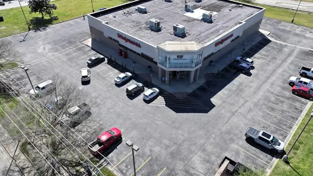 Former Walgreens Building thumbnail 3