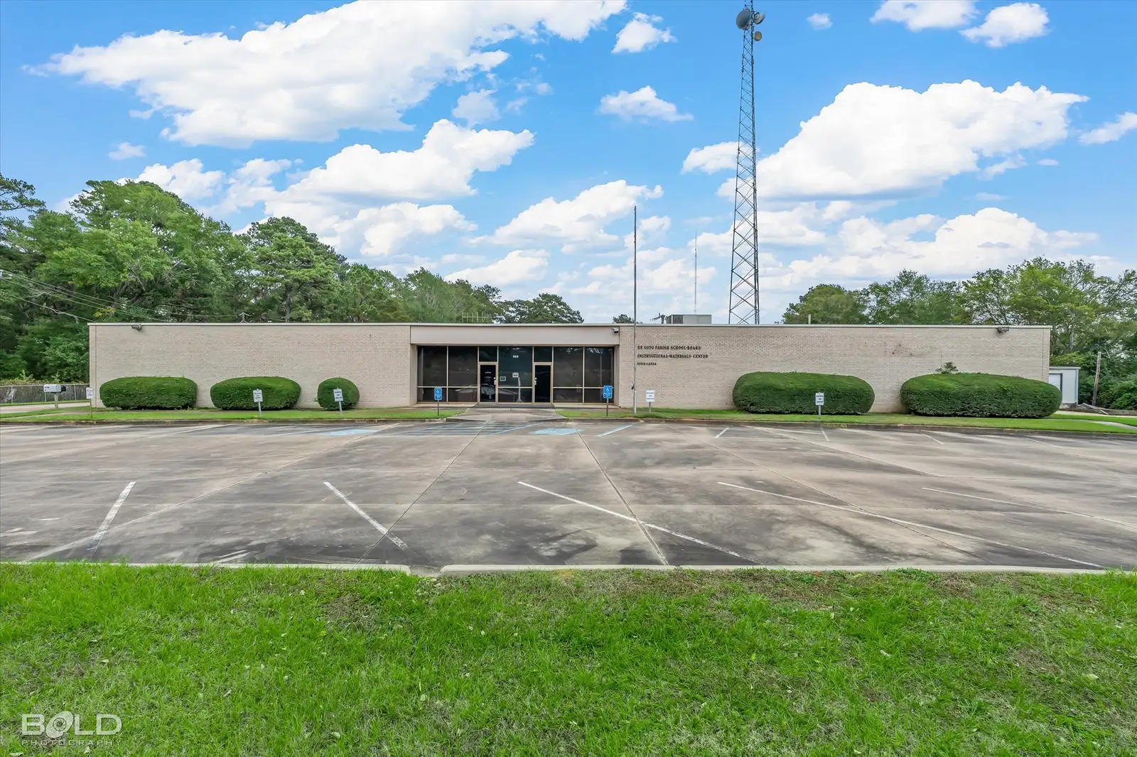 523 Oxford Rd image 3