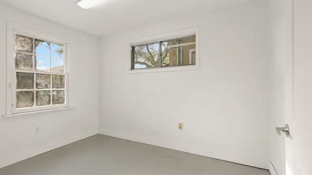 Office Building + Parking thumbnail 4