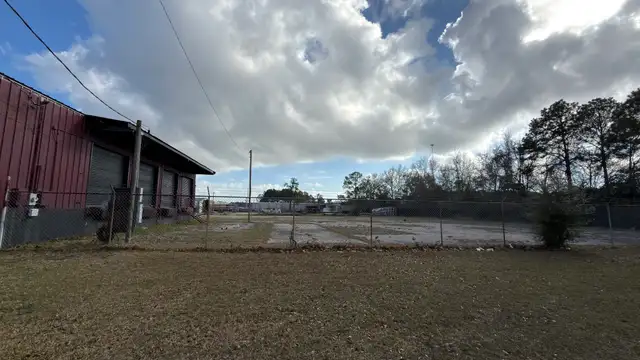 INDUSTRIAL BUILDING FOR SALE OR LEASE WITH FENCED LAND thumbnail 4