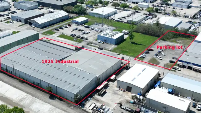 Dock-high Distribution Warehouse w/Office & Parking Lot thumbnail 2