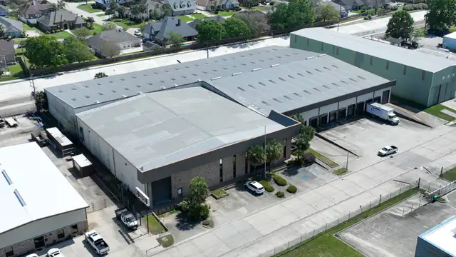 Dock-high Distribution Warehouse w/Office & Parking Lot thumbnail 4