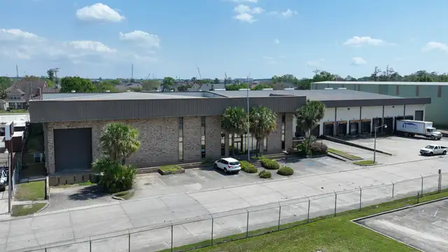 Dock-high Distribution Warehouse w/Office & Parking Lot thumbnail 3