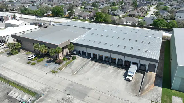 Dock-high Distribution Warehouse w/Office & Parking Lot thumbnail 5