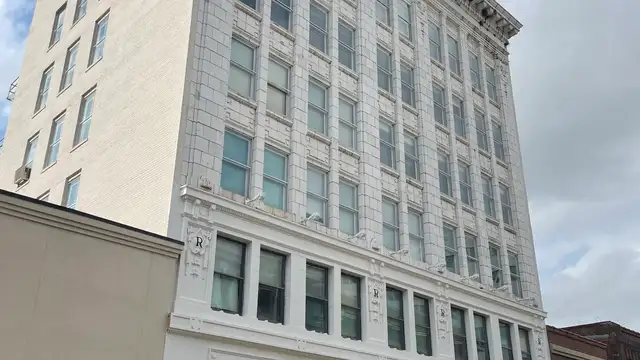 Roumain Building thumbnail 2