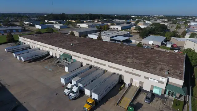 Premier Distribution Facility in Industriplex thumbnail 2