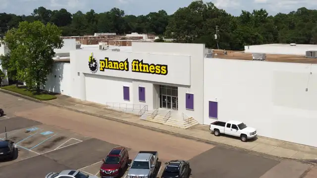 Deville Plaza thumbnail 2