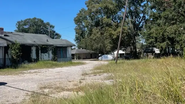 1005 Choctaw Dr thumbnail 3
