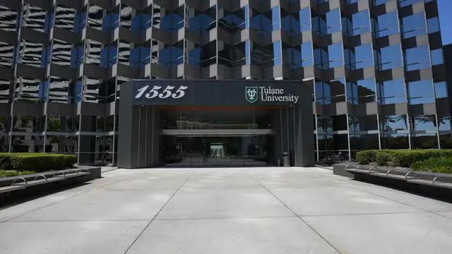 1555 Poydras Building thumbnail 2
