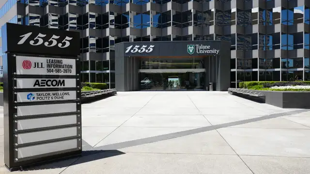 1555 Poydras Building thumbnail 3