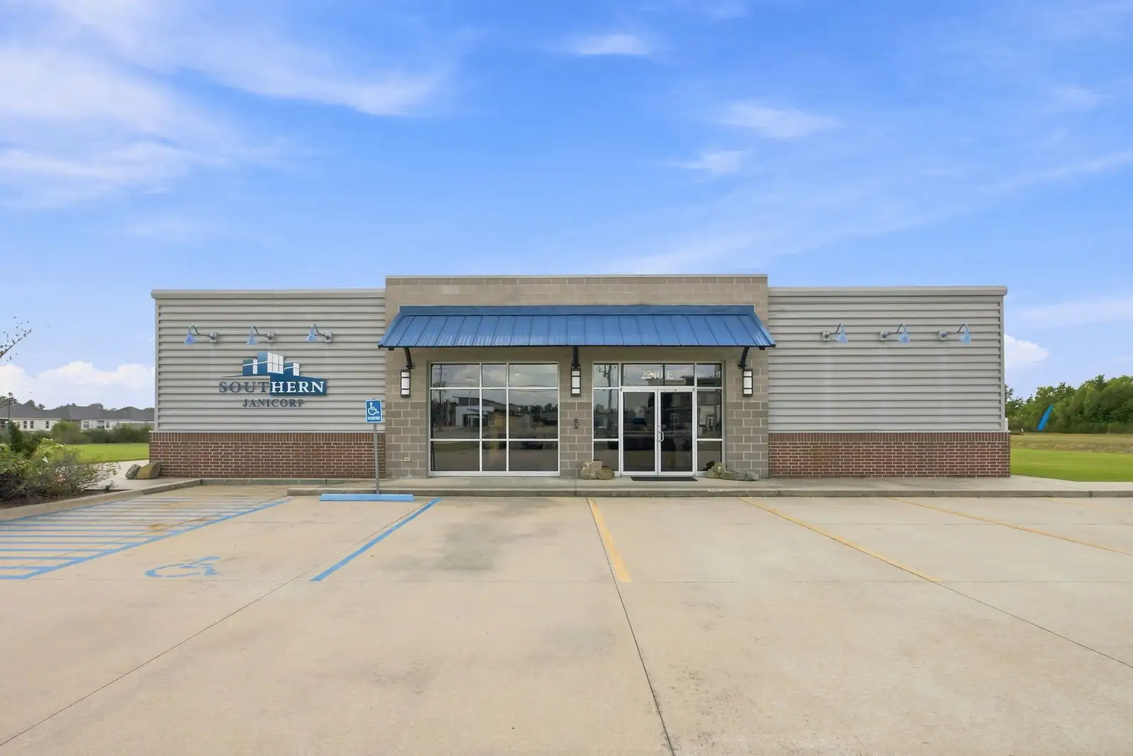 2240 E McNeese St