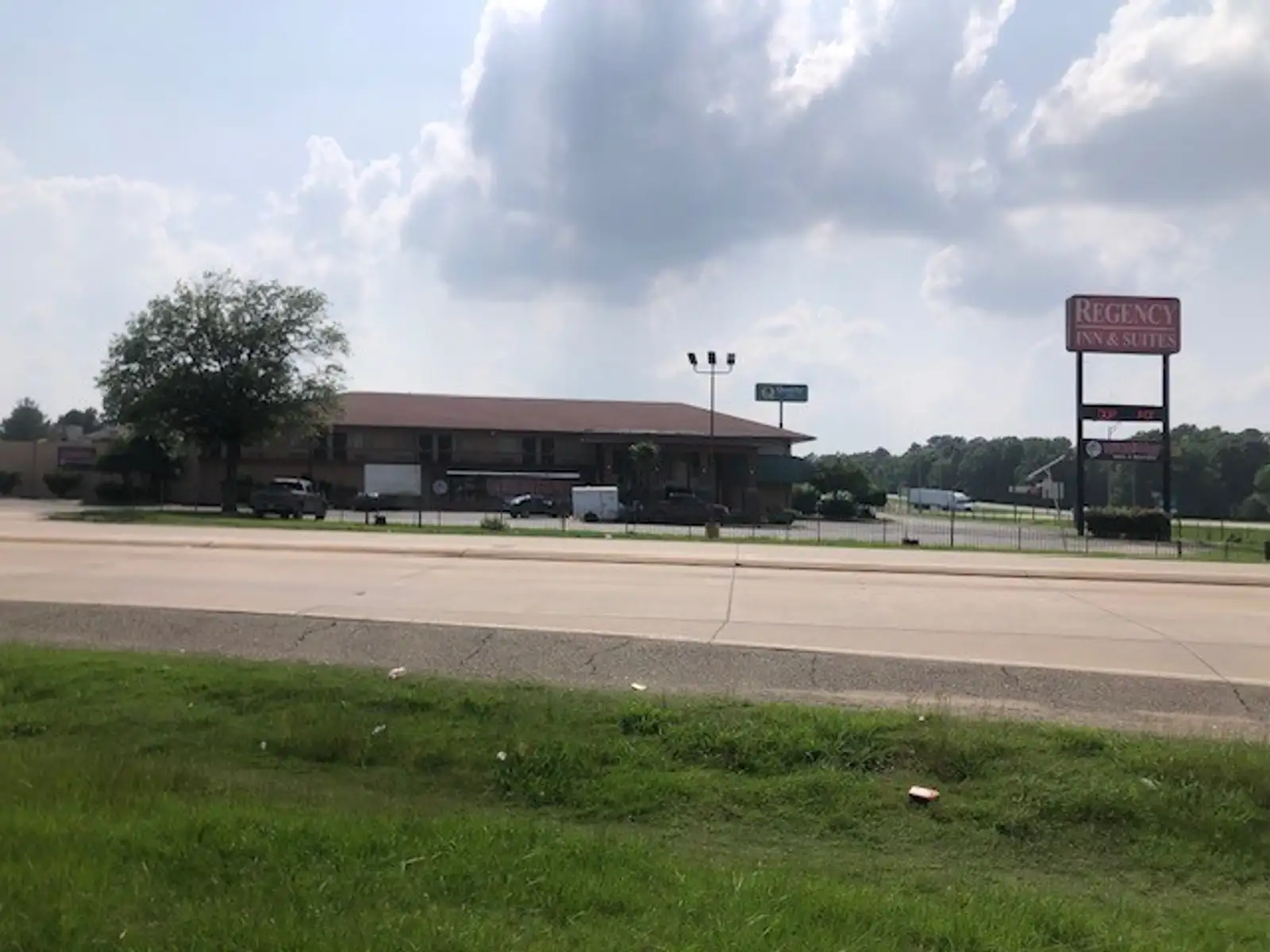 Regency Inn & Suites image 3