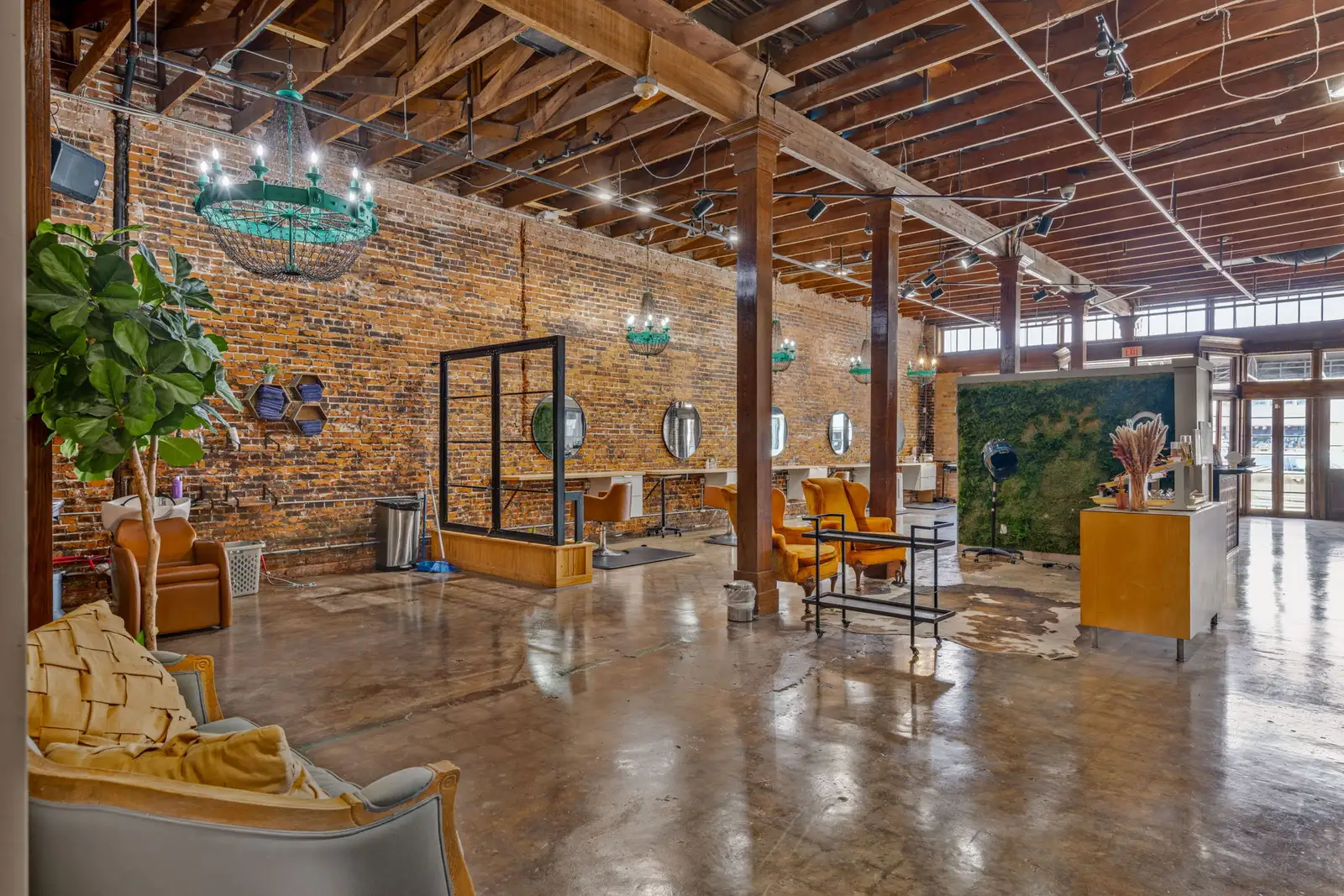 Open Floor - Prime Downtown Lafayette Retail / Commercial Space – 307 Jefferson