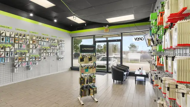 Veterans Retail Building thumbnail 4