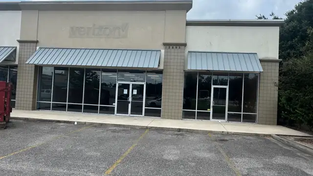 Shopping Center Spaces in Luling thumbnail 2
