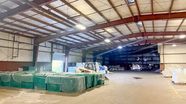 ±19,656 SF OFFICE/WAREHOUSE WITH DOCK HIGH ACCESS thumbnail 3