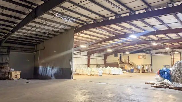 ±19,656 SF OFFICE/WAREHOUSE WITH DOCK HIGH ACCESS thumbnail 2