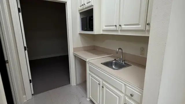 6215 Hollyfield Dr thumbnail 3