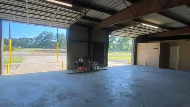 3604 Commercial Dr thumbnail 4