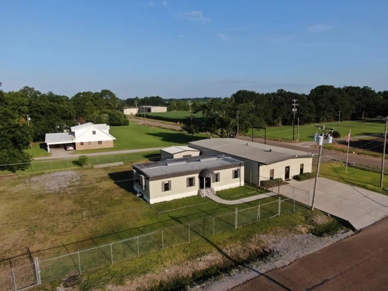 3604 Commercial Dr