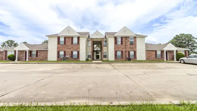 Cherrybrook Apartments | 74-Unit Garden-Style Community | New Iberia, LA thumbnail 3